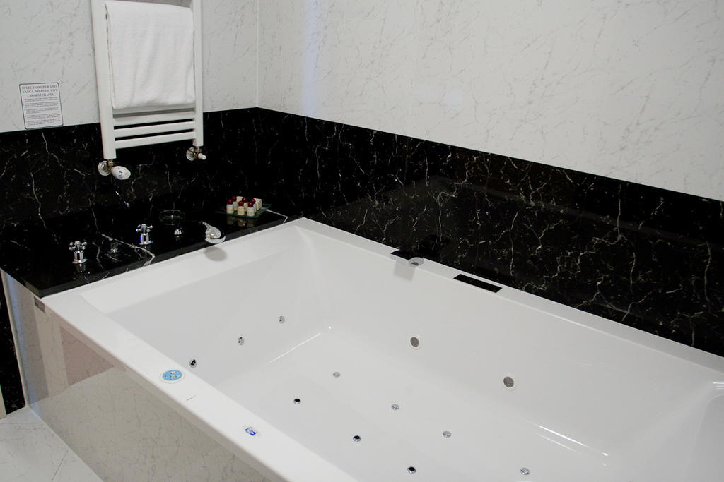 Hotel Maxim アンツォーラ・デッレミーリア 部屋 写真