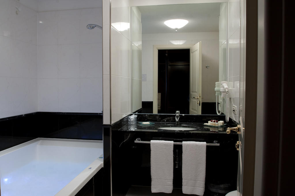 Hotel Maxim アンツォーラ・デッレミーリア 部屋 写真